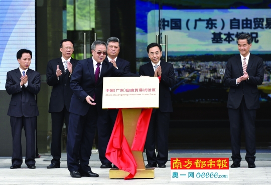 昨日，中共中央政治局委員、廣東省委書(shū)記胡春華為中國(guó)(廣東)自由貿(mào)易試驗(yàn)區(qū)揭牌。當(dāng)日，中國(guó)(廣東)自由貿(mào)易試驗(yàn)區(qū)在廣州南沙新區(qū)掛牌成立。 新華社發(fā)